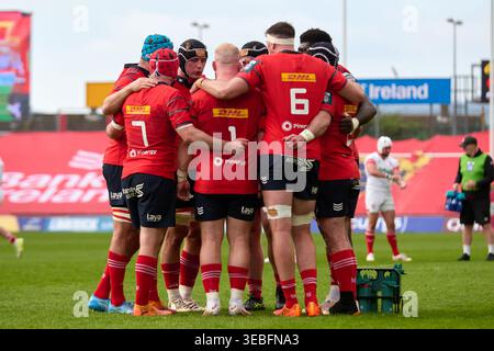 Limerick, République d'Irlande. 25 avril 2026. Joueurs de Munster Rugby dans un caucus lors de la 16e manche du United Rugby Championship entre Munster Rugby et Ulster Rugby au Thomond Park à Limerick, Irlande, le 25 avril 2026. (Photo Andrew Surma/Sipa USA). Crédit : Sipa USA/Alamy Live News Banque D'Images