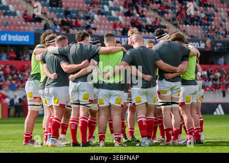 Limerick, République d'Irlande. 25 avril 2026. Joueurs d'Ulster Rugby dans un caucus lors de la 16e manche du United Rugby Championship entre Munster Rugby et Ulster Rugby au Thomond Park à Limerick, Irlande, le 25 avril 2026. (Photo Andrew Surma/Sipa USA). Crédit : Sipa USA/Alamy Live News Banque D'Images