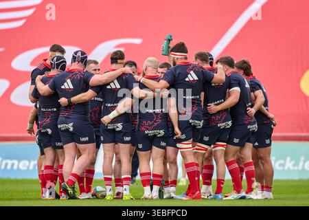 Limerick, République d'Irlande. 25 avril 2026. Munster joue en caucus lors du match de la 16e manche du United Rugby entre Munster Rugby et Ulster Rugby au Thomond Park à Limerick, en Irlande, le 25 avril 2026. (Photo Andrew Surma/Sipa USA). Crédit : Sipa USA/Alamy Live News Banque D'Images