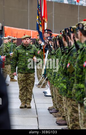Toronto, Canada. 25 avril 2026. L'ADJ Tkowalenko, 48th Highlanders, vérifie l'alignement de ses troupes lors de la parade de la liberté de la ville de son régiment. (Photo par Albert Duan/Sipa USA) crédit : Sipa USA/Alamy Live News Banque D'Images