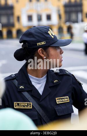 Lima, Pérou - 29 décembre 2017 : une femme officier de la Policía Nacional del Perú (PNP) est en service dans le centre historique de Lima. Le National po Banque D'Images