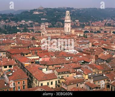 Italie. Verona. Aperçu des toits de la ville. Banque D'Images