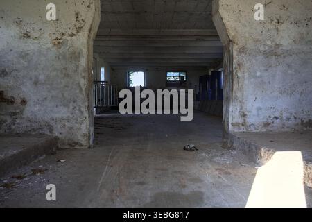 Grange vide dans un manoir abandonné avec un rayon de soleil entrant dans la chambre, dans la campagne italienne Banque D'Images