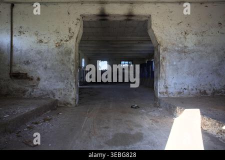 Grange vide dans un manoir abandonné avec un rayon de soleil entrant dans la chambre, dans la campagne italienne Banque D'Images