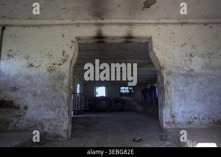 Grange vide dans un manoir abandonné avec un rayon de soleil entrant dans la chambre, dans la campagne italienne Banque D'Images
