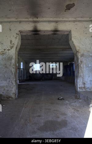 Grange vide dans un manoir abandonné avec un rayon de soleil entrant dans la chambre, dans la campagne italienne Banque D'Images