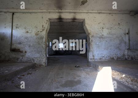 Grange vide dans un manoir abandonné avec un rayon de soleil entrant dans la chambre, dans la campagne italienne Banque D'Images