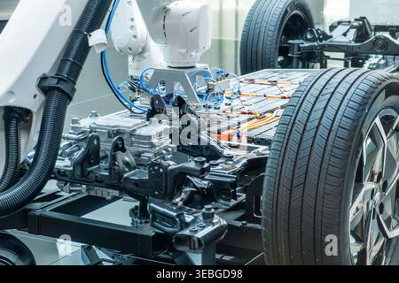 Présentoir de fabrication automobile de haute technologie avec bras robotisés assemblant le bloc-batterie lithium-ion EV et démontrant la plate-forme du véhicule électrique Banque D'Images