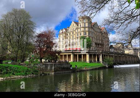 Rivière Avon et de l'Ancien Empire Hotel, Bath, Somerset, Angleterre, Royaume-Uni. Banque D'Images