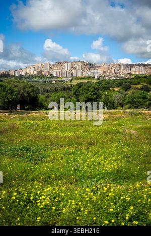 Ville skyline de la partie moderne d'Agrigente de la vallée des temples, Sicile, Italie Banque D'Images