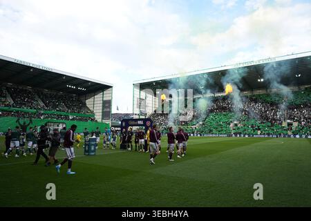 Édimbourg, Écosse. 26 avril 2026 ; Easter Road, Édimbourg, Écosse : Scottish Premiership Football, Hibernian versus Heart of Midlothian ; les joueurs entrent sur le terrain au début du match crédit : action plus Sports images/Alamy Live News Banque D'Images