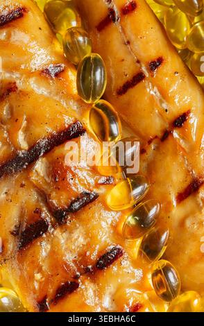Filets de maquereau fumé avec capsules d'huile de foie de morue. Concept sain de régime Oméga 3 Banque D'Images