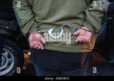 Manassas, Virginie, États-Unis, 19 avril 2022 : les agents d'expulsion DE L'ICE arrêtent un citoyen naturalisé qui a été arrêté en raison d'un crime et de la vente criminelle d'une substance contrôlée. Ces condamnations le rendent susceptible d'être renvoyé. La priorité à la sécurité publique a été à la base de son arrestation le 19 avril 2022. Banque D'Images