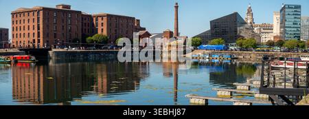 Liverpool, Angleterre-10 août 2022 : les quais emblématiques et historiques, anciennement un important système d'entrepôt victorien, maintenant un complexe alimentaire et de loisirs et populaire Banque D'Images