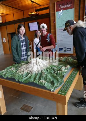 Mont RAINIER NP, WASHINGTON - 14 août 2025 - les randonneurs étudient le modèle topographique du Mont Rainier à l'intérieur du Paradise Visitor Center, examinent le potentiel d'escalade Banque D'Images