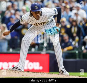 Milwaukee, États-Unis. 26 avril 2026. Le lanceur de clôture des Milwaukee Brewers Abner Uribe réagit après la finale de la neuvième manche du match MLB entre les Pirates de Pittsburgh et les Brewers de Milwaukee à American Family Field à Milwaukee, Wisconsin, le dimanche 26 avril 2026. Les brasseurs ont exclu les Pirates 5-0. Photo de Tannen Maury/UPI crédit : UPI/Alamy Live News Banque D'Images