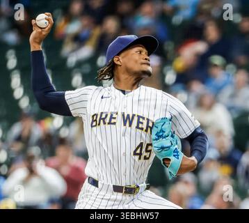 Milwaukee, États-Unis. 26 avril 2026. Le lanceur de clôture des Milwaukee Brewers Abner Uribe lance la neuvième manche du match MLB entre les Pirates de Pittsburgh et les Brewers de Milwaukee à American Family Field à Milwaukee, Wisconsin, le dimanche 26 avril 2026. Les brasseurs ont exclu les Pirates 5-0. Photo de Tannen Maury/UPI crédit : UPI/Alamy Live News Banque D'Images