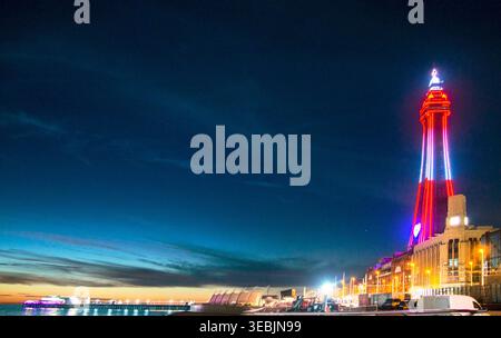 Lancashire, Angleterre, Royaume-Uni-août 09 2022 : vue le long de la promenade traditionnelle britannique de la plage de plaisir et à travers la mer, sur une nuit d'été à t Banque D'Images