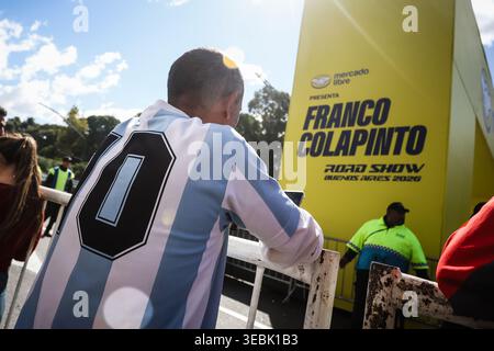 Buenos Aires, Argentine. 26 avril 2026. Fan argentin vu lors du Franco Colapinto Road Show 2026 à Buenos Aires, le 26 2026 avril à Buenos Aires, Argentine Un énorme Road show a eu lieu à Buenos Aires, attirant 600 000 participants et marquant le retour de la formule 1 dans la ville après 14 ans. Un pilote argentin est devenu le premier à conduire une F1 dans les rues de la ville. (Photo de Roberto Tuero/SOPA images/SIPA USA) crédit : SIPA USA/Alamy Live News Banque D'Images
