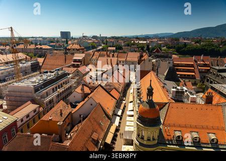 Maribor, Slovénie - 9 août 2025 : cette superbe photo en grand angle capture les charmants toits de tuiles rouges du centre historique de Maribor. L'analyse par éléments finis de l'image Banque D'Images