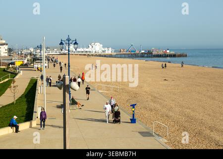 Les gens appréciant une promenade le long de la promenade Southsea nouvellement ouverte, Portsmouth , Hampshire, Angleterre Banque D'Images