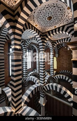 Bologne, Italie - 27 mars 2022 : vue de l'intérieur d'une pièce avec des rayures noires et blanches audacieuses alternant créant un rythme visuel fascinant à travers i Banque D'Images