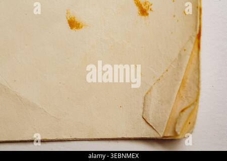 Gros plan de la texture du papier vieilli avec des bords jaunis et des taches subtiles Banque D'Images