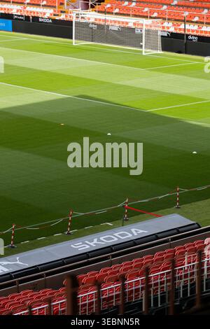 Terrain de football vide et but au stade professionnel avec sièges orange et panneaux publicitaires avant le match de la Liga, site sportif Banque D'Images