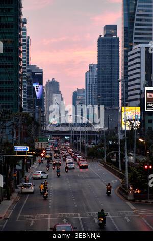 BANGKOK, THAÏLANDE - 27 février 2025 : infrastructure urbaine à Bangkok Thaïlande avec des panneaux de signalisation routière, des lampadaires et des gratte-ciel commerciaux. Haute qualité p Banque D'Images