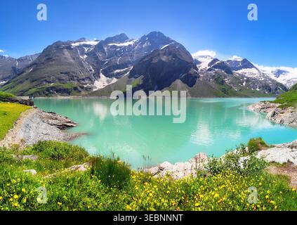 Paysage d'été idyllique avec montagne claire et lac alpin dans les Alpes, Autriche - Hohe Tauern près de Kaprun, Mooserboden Banque D'Images