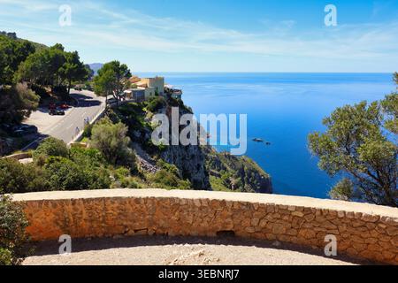 Falaises côtières avec paysage en terrasses et vue sur la mer Méditerranée à Torre del Verger Mallorca Banque D'Images