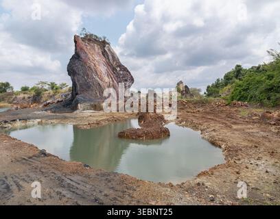 Le Grand Canyon Chanthaburi, connu localement sous le nom de Nong Bua Old Stone mine, présente un paysage d'une beauté remarquable et élémentaire. Ici, le mal de terre Banque D'Images