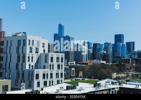 La scène montre une vue du centre-ville de Chicago avec de hauts bâtiments contre un ciel bleu clair. Certains bâtiments ont des conceptions et des formes modernes. La zone semble Banque D'Images