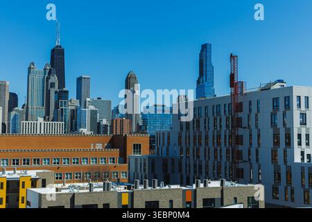 De grands bâtiments forment la ligne d'horizon de Chicago. La scène montre un mélange d'architecture contre un ciel bleu clair par une journée ensoleillée. La zone urbaine a les deux Banque D'Images