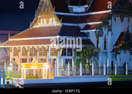 BANGKOK, THAÏLANDE - mars 01, 2025 : vue nocturne du fragment du Grand Palais dans l'île de Rattanakosin Bangkok Thaïlande pour le stock de voyage. Photo de haute qualité Banque D'Images