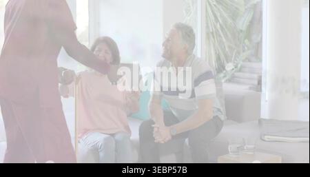 Aidant le soignant portant des gommages marron atteignant la femme assise tenant la canne sur le canapé à la maison Banque D'Images