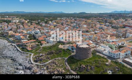 Ville côtière de Portoscuso Sardaigne vue d'en haut avec mer et maisons Banque D'Images