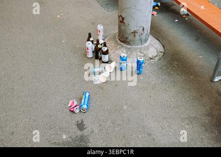 Zurich, Suisse, 19 avril 2026. Des canettes de bière vides, des bouteilles en verre et des tasses sont laissées comme litière sur le trottoir de Bahnhofstrasse après le tradi Banque D'Images