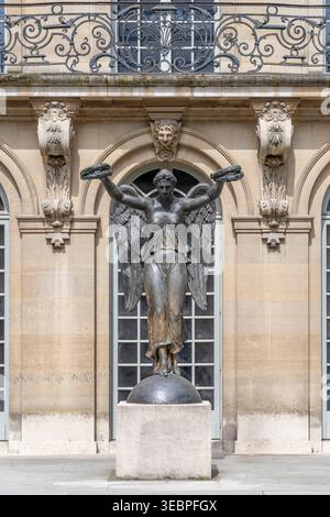 Paris, France - 04 25 2026 : Musée Carnavalet. Vue détaillée de la statue de la victoire sculptée par Louis-Simon Boizot dans la cour de la victoire et la façade Banque D'Images
