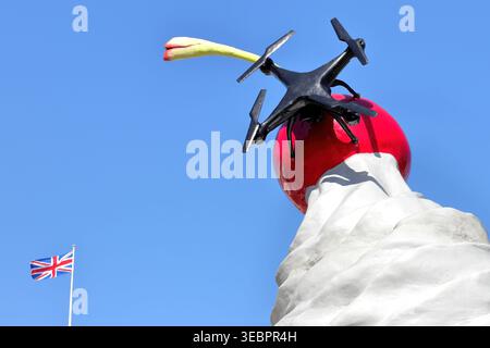 The End, sculpture de l'artiste britannique Heather Phillipson, installée sur le quatrième socle de Trafalgar Square, Londres, de 2020 à 2022 Banque D'Images