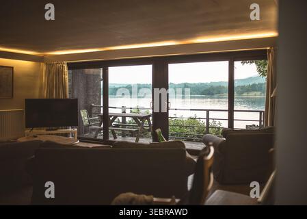 Cet intérieur accueillant dispose d'un coin salon confortable et d'une vue imprenable sur la nature, parfait pour la détente Banque D'Images