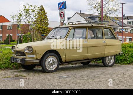 Utrecht, pays-Bas, 13 avril 2026. Un classique vert olive Citroen ami 8 break avec une galerie de toit et de vieilles plaques d'immatriculation hollandaises garées dans un résidentiel Banque D'Images