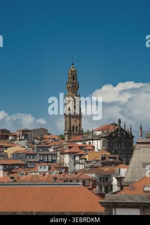 Porto. Tour baroque Torre dos Clérigos de l'église Igreja dos Clérigos. Portugal, Europe Banque D'Images