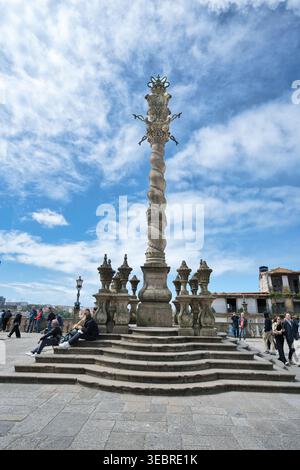 Pilier monumental à la cathédrale de Porto. Le pilier de Porto a une colonne torsadée unique. Porto, Portugal Banque D'Images