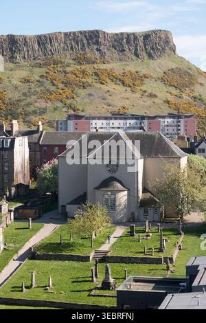 Canongate Kirk avec le siège d'Arthur en arrière-plan, Édimbourg, Écosse Banque D'Images
