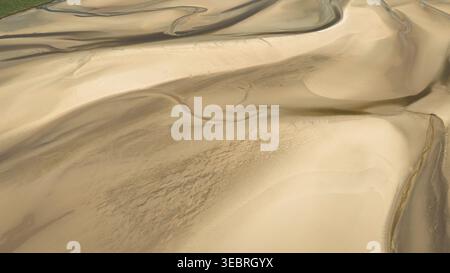 Cette image capture les motifs complexes du sable et de l'eau depuis une perspective élevée Banque D'Images