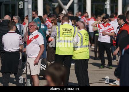 ST HELENS, ANGLETERRE - 25 avril 2026 fans photographiés à l'extérieur du stade avant le match de Betfred Super League entre St Helens et Wakefield Trinity au BrewDog Stadium le 25 avril 2026 à St Helens, Angleterre. Banque D'Images