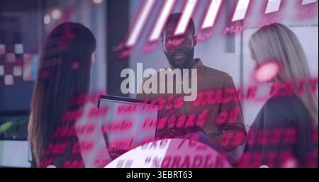 Présenter trois membres de l'équipe en tenue professionnelle tenant un ordinateur portable derrière une vitre avec des reflets roses Banque D'Images