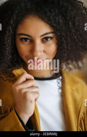 Portrait de belle jeune femme aux cheveux bouclés. Banque D'Images