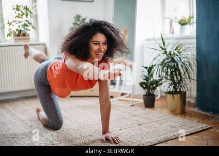 Jeune femme pendant l'entraînement à la maison. Banque D'Images